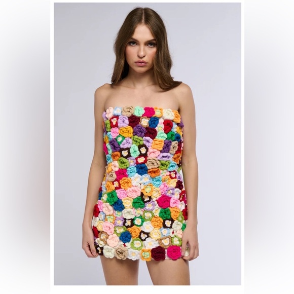 None Dresses & Skirts - NWT Strapless floral Crochet Dress